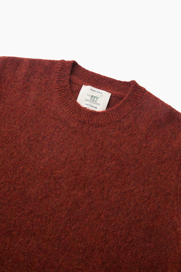 부드러운 촉감이 특징인 쉐기독 라운드 풀오버입니다. 이탈리아 수입 베이비 알파카와 셔틀랜드 울 혼방 소재로 제작되어 가볍고 따뜻하며, 부드러운 착용감을 선사합니다. 버건디와 레드브라운 두 가지 색상으로 제공되며, 클래식하고 베이직한 디자인으로 출근룩, 모임룩 등 다양한 TPO에 활용할 수 있습니다. 스크래치 가공과 보풀 텍스처가 돋보이며, 세미루즈핏으로 편안하게 착용 가능합니다. 가슴둘레 110cm로 넉넉한 핏을 자랑하며, 가을/겨울 시즌에 활용하기 좋은 두꺼운 두께감의 긴소매 라운드넥 풀오버입니다.
