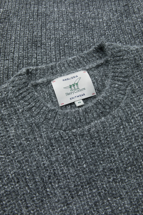 이탈리아 프리미엄 베이비 알파카 블렌드 소재의 수입사 라운드 풀오버입니다. 멜란지 그레이 컬러에 부드러운 실키함이 돋보이는 제품으로, 가을과 겨울에 따뜻하게 착용할 수 있습니다. 데일리룩, 출근룩, 비즈니스 캐주얼에 활용하기 좋으며, 클래식, 미니멀, 캐주얼 스타일을 모두 소화합니다. 세미 루즈핏의 긴소매 라운드넥 디자인으로, 볼륨감 있는 립 변형 조직과 가벼운 착용감을 선사합니다. 늘어짐과 변형을 최소화하여 오래도록 만족스러운 핏을 유지합니다.
