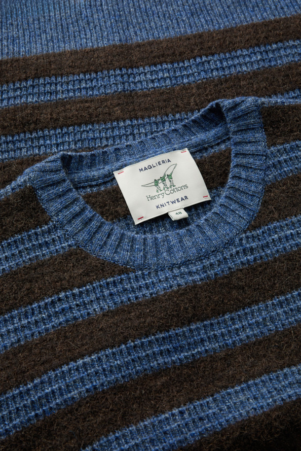 부드러운 촉감과 포근함을 선사하는 스트라이프 라운드 풀오버입니다. 브라운, 블루 두 가지 색상으로 출시되었으며, 가을, 겨울에 활용하기 좋습니다. 부클 원사를 사용하여 입체감 있는 조직과 볼륨감 있는 텍스처를 살렸으며, 보온성이 뛰어나고 가벼운 착용감을 자랑합니다. 클래식, 빈티지 스타일을 즐기는 분들께 추천하며, 겨울 데일리룩, 카페룩, 모임룩 등 다양한 TPO에 매치하기 좋습니다. 세미 루즈핏 라운드넥 디자인으로 편안하면서도 멋스러운 스타일을 연출할 수 있습니다.
