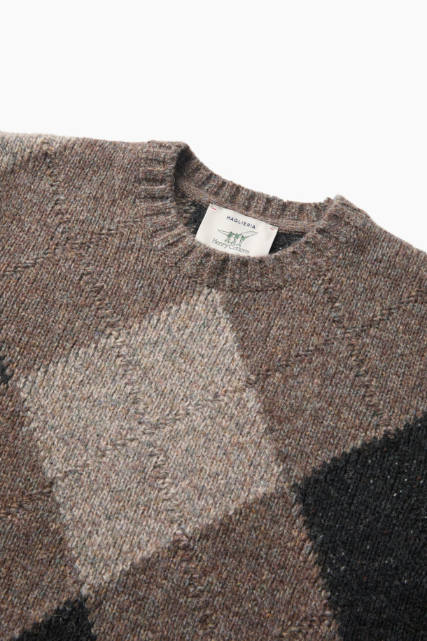 **아가일 라운드 풀오버**는 가을, 겨울 시즌에 어울리는 클래식하고 빈티지한 감성의 니트 스웨터입니다. 브라운, 블랙, 그레이 세 가지 색상으로 만나볼 수 있으며, 출근룩과 모임룩에 모두 활용 가능합니다. 세미 루즈핏으로 편안한 착용감을 선사하며, 라운드넥 디자인으로 다양한 스타일 연출이 용이합니다. 울과 나일론 혼방의 고급스러운 소재에 네프사 텍스처와 볼륨감 있는 원사를 사용하여 따뜻하고 포근한 느낌을 줍니다. 2x2 립 조직 마감과 아가일 패턴이 돋보이며, 가슴둘레 110cm로 넉넉한 핏을 자랑합니다.
