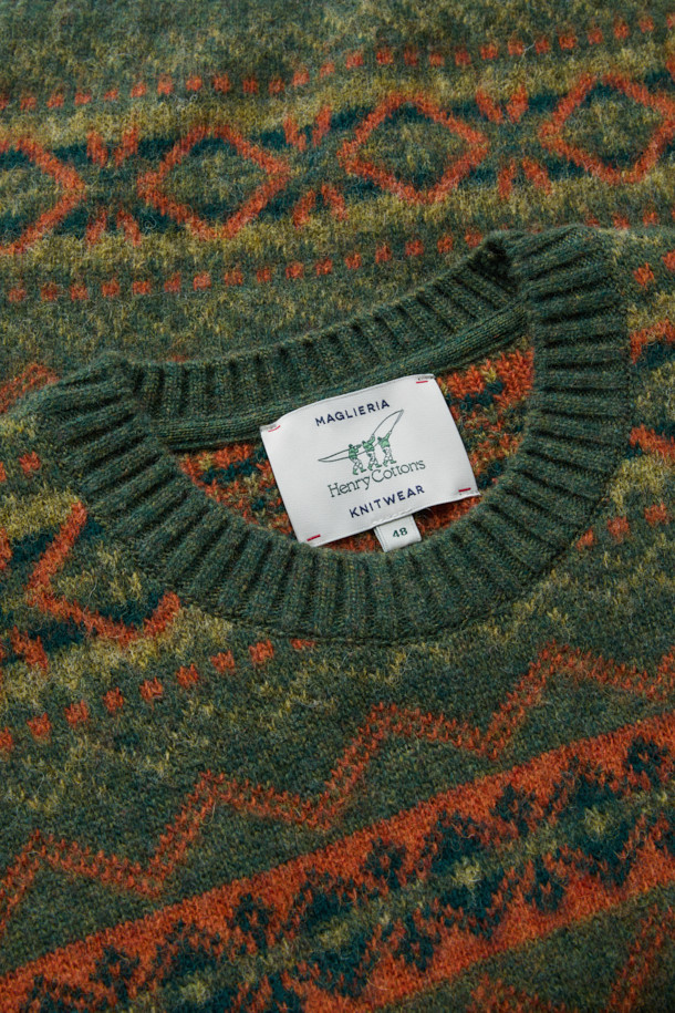 페어아일 라운드 풀오버는 가을, 겨울 시즌에 어울리는 클래식하고 빈티지한 스타일의 니트입니다. 셔틀랜드 울 소재로 제작되어 보온성이 뛰어나며, 브러시드 가공으로 부드러운 촉감을 선사합니다. 세미 루즈핏으로 편안한 착용감을 제공하며, 라운드넥과 긴 소매 디자인으로 다양한 룩에 활용하기 좋습니다. 카키 올리브 그린, 오렌지 컬러의 페어아일 기하학 패턴이 돋보이며, 출근룩이나 모임룩에 포인트를 더할 수 있습니다.
