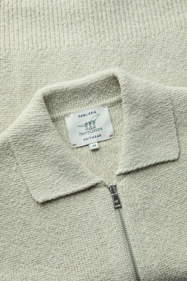 베이지 컬러의 집업 가디건입니다. 슬럽 코튼 100% 소재로 제작되어 부드러운 볼륨감과 편안한 착용감을 선사합니다. 립 조직 포켓 디테일이 돋보이며, 스판 혼용 립 조직 소매와 밑단 마감으로 활동성을 높였습니다. 넉넉한 루즈핏으로 내추럴하고 캐주얼한 스타일을 연출하기 좋으며, 가을, 겨울철 산책룩이나 집콕룩에 활용하기 좋습니다. 카라 디자인과 무지 패턴으로 미니멀하고 클래식한 분위기를 더했습니다. 가슴둘레는 112cm입니다.
