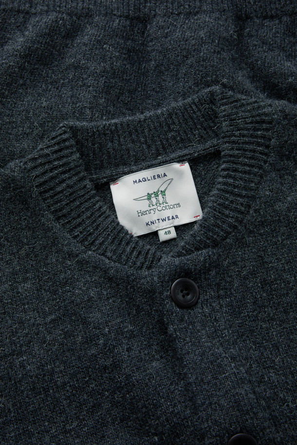 부드러운 울 소재로 제작되어 포근한 착용감을 선사하는 라운드넥 가디건입니다. 차콜 멜란지 컬러의 무지 디자인으로, 가을과 겨울에 데일리룩은 물론 출근룩, 모임룩까지 폭넓게 활용하기 좋습니다. 헤어리한 텍스처와 벌키한 짜임으로 빈티지하면서도 클래식한 분위기를 연출하며, 세미 루즈핏으로 편안하게 착용 가능합니다. 전면 아웃포켓 디테일이 돋보이며, 가슴둘레 115cm로 넉넉한 핏을 제공합니다. 긴 소매 기장과 두꺼운 두께감으로 따뜻함을 더했습니다.
