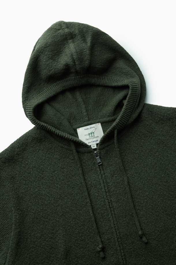 부드러운 촉감의 슬럽 코튼 100% 소재로 제작된 후드형 집업 가디건입니다. 가을, 겨울 시즌에 어울리는 캐주얼하고 빈티지한 스타일을 연출하며, 카키와 그린 두 가지 색상으로 만나볼 수 있습니다. 넉넉한 루즈핏으로 편안한 착용감을 선사하며, 소매와 밑단에 스판 혼용 립 조직을 사용하여 활동성을 더했습니다. 립 조직 포켓 디테일과 가슴둘레 112cm로 실용성을 높였으며, 일상생활뿐만 아니라 캠핑룩으로도 활용하기 좋습니다. 후드 디자인과 집업 여밈 방식으로 간편하게 스타일링할 수 있습니다.
