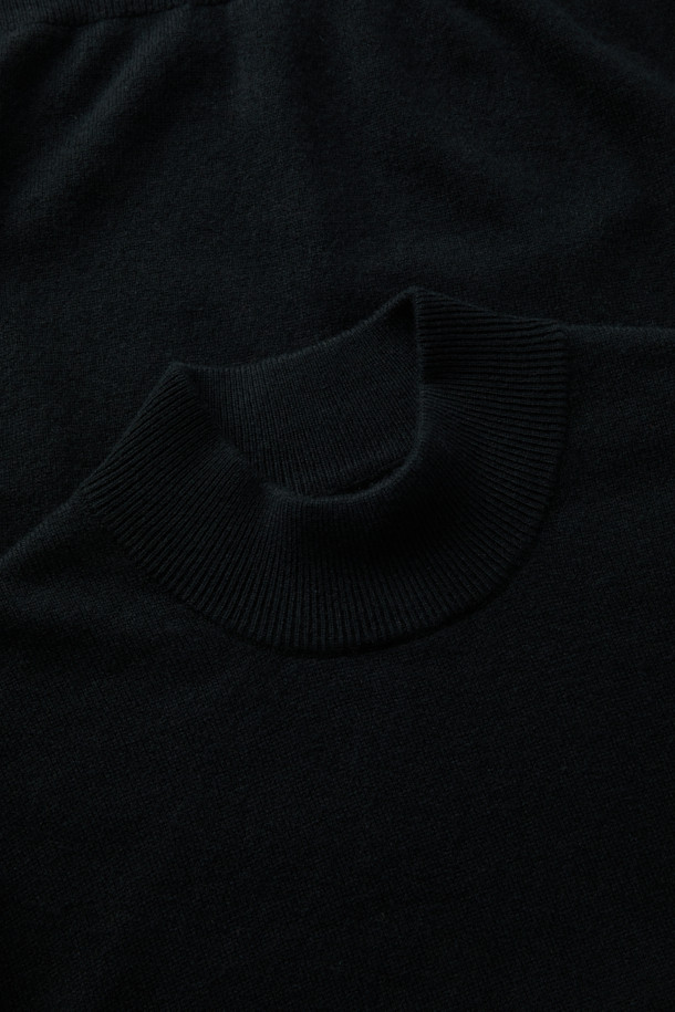 캐시미어 블렌디드 하프 터틀넥은 메리노울과 캐시미어 혼방 소재로 제작되어 부드러운 촉감과 뛰어난 보온성을 제공합니다. 레귤러 핏에 긴소매 기장으로, 가을과 겨울철에 스타일리시하게 착용하기 좋습니다. 무지 디자인에 하프넥 또는 터틀넥 스타일로 클래식, 미니멀, 시크한 스타일을 연출할 수 있습니다. 립조직 스판사를 사용하여 활동성을 높였으며, 밀도 높은 편직으로 고급스러움을 더했습니다. 출근룩, 오피스룩, 모임룩 등 다양한 TPO에 활용 가능합니다.
