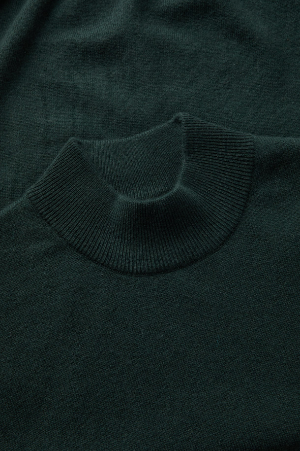 메리노울과 캐시미어 블렌딩으로 제작되어 부드러운 촉감을 선사하는 캐시미어 블렌디드 하프 터틀넥입니다. 립조직 스판사를 사용하여 활동성을 높였으며, 밀도 높은 편직으로 보온성을 강화했습니다. 톤다운된 그린 컬러와 베이직한 디자인으로 출근룩, 모임룩 등 다양한 TPO에 활용하기 좋습니다. 레귤러핏과 하프넥 디자인은 클래식, 미니멀, 캐주얼 등 어떤 스타일에도 잘 어울리는 아이템입니다. 가을, 겨울 시즌에 따뜻하고 세련된 스타일을 연출해보세요.
