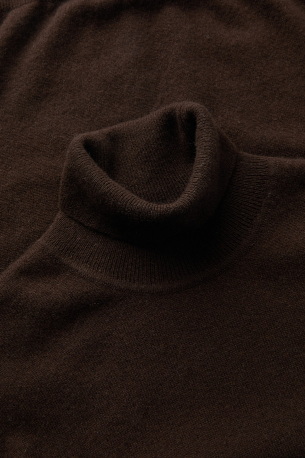 캐시미어 터틀넥은 가을과 겨울, 일상과 출근룩에 모두 잘 어울리는 베이직하고 클래식한 스타일의 니트입니다. 부드러운 촉감의 캐시미어 100% 소재로 제작되어 보온성이 뛰어나고, 레귤러핏과 두꺼운 두께로 포근함을 더했습니다. 브라운 컬러의 무지 디자인은 미니멀하면서도 세련된 느낌을 주며, 긴 소매와 터틀넥 디자인으로 보온성을 높였습니다. 가슴둘레 106cm로 제작되어 편안한 착용감을 선사하며, 탄성과 신축성으로 활동성을 보장합니다.

