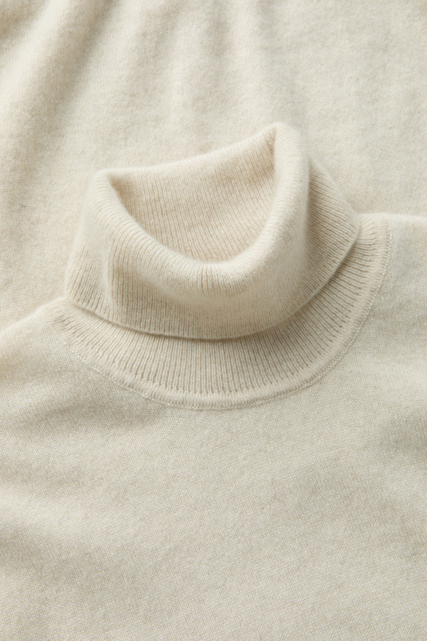 캐시미어 터틀넥은 부드러운 촉감과 뛰어난 보온성을 자랑하는 두꺼운 니트/스웨터입니다. 아이보리와 베이지 두 가지 색상으로 출시되어, 기본적인 스타일에 미니멀한 무드를 더합니다. 캐시미어 100% 소재로 제작되어 이너웨어로 활용하기 좋으며, 가을과 겨울에 출근룩 및 모임룩 등 다양한 TPO에 활용 가능합니다. 레귤러핏 디자인과 긴소매 기장으로, 클래식하고 캐주얼한 스타일을 연출하기에 적합합니다. 밀도 높은 편직으로 제작되어 오랫동안 변형 없이 착용할 수 있습니다.
