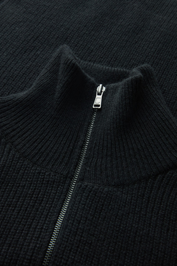 **울혼방 하프 집업 니트**는 가을, 겨울 시즌에 활용하기 좋은 상의입니다. 부드러운 울과 코튼 혼방 소재로 제작되어 편안한 촉감을 선사하며, 세미 루즈핏으로 편안한 착용감을 제공합니다. 하이넥 디자인과 하프 집업 스타일이 특징이며, 블랙과 블루 두 가지 색상으로 출시되었습니다. 무지 또는 멜란지 패턴으로 다양한 스타일 연출이 가능하며, 캐주얼, 클래식, 미니멀 스타일을 즐겨 입는 분들께 추천합니다. 특히 쌀쌀한 날씨에는 단독으로, 한겨울에는 레이어드하여 보온성을 높일 수 있어 출근룩으로도 활용하기 좋습니다.
