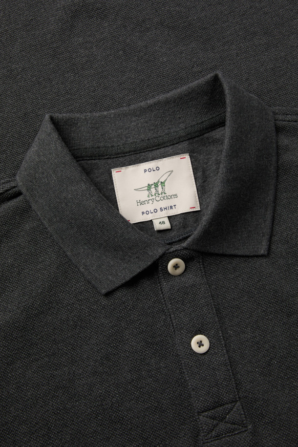 세련된 블랙 컬러의 (기획) 기본 피케 티입니다. 가슴 부분 쓰리피셔맨 자수 포인트가 돋보이며, 데일리룩과 캐주얼룩에 모두 활용하기 좋습니다. 코튼 100% 피케 소재로 제작되어 부드러운 촉감과 편안한 착용감을 선사합니다. 레귤러핏 디자인과 카라 네크라인으로 클래식하고 미니멀한 스타일을 연출하며, 가을, 겨울 출근룩으로도 손색없습니다. 가슴둘레 108cm이며, 긴소매 기장으로 간절기에도 따뜻하게 입을 수 있습니다.
