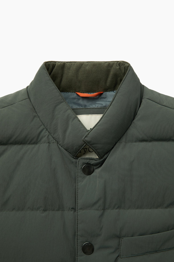 (기획) 젠틀 베스트는 가을, 겨울 시즌에 어울리는 남성용/여성용 베스트입니다. 부드러운 촉감의 나일론, 폴리에스터 혼방 소재에 덕다운 충전재를 사용하여 보온성을 높였습니다. 클래식한 무드의 무지 디자인으로, 셔츠형 카라와 코듀로이 넥 배색, 가슴 플랩 포켓, 스냅 버튼 여밈 등의 디테일이 돋보입니다. 넉넉한 레귤러핏으로 겨울 데일리룩, 모임룩, 산책룩 등 다양한 TPO에 활용 가능하며, 미니멀하고 캐주얼한 스타일을 연출하기 좋습니다.
