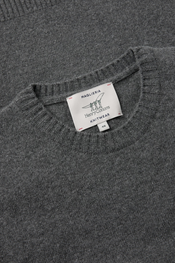 (기획) 솔리드 라운드 니트는 메리노 울 100% 소재로 제작되어 부드러운 촉감을 자랑하며, 가을과 겨울에 따뜻하게 착용할 수 있습니다. 미니멀하고 베이직한 스타일로, 출근룩에 활용하기 좋습니다. 레귤러핏 라운드넥 디자인에, 긴 소매와 왼쪽 가슴 로고 자수가 포인트입니다. 가슴둘레 108cm이며, 립 마감으로 깔끔하게 마무리했습니다. 그레이 컬러의 무지 니트로 다양한 스타일 연출이 가능합니다.
