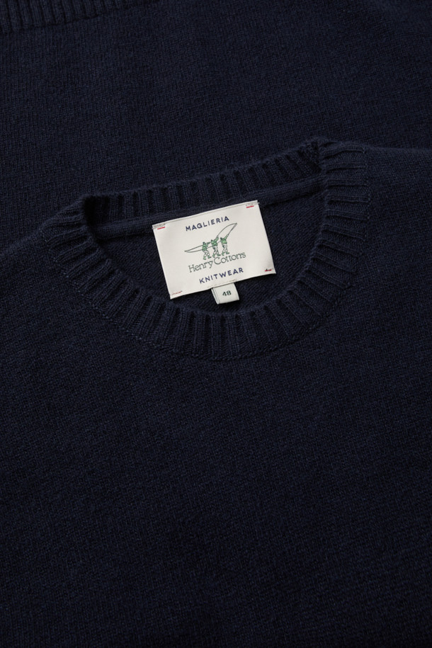 (기획) 솔리드 라운드 니트는 메리노 울 100% 소재로 제작되어 부드러운 촉감과 뛰어난 보온성을 제공합니다. 네이비 컬러에 가슴 로고 자수가 포인트로 더해져 미니멀하면서도 클래식한 분위기를 연출합니다. 라운드넥 디자인과 레귤러핏으로 제작되어 오피스룩, 비즈니스 캐주얼 등 다양한 TPO에 활용하기 좋습니다. 립 마감 처리로 깔끔함을 더했으며, 고급스러운 광택감이 돋보입니다. 가을, 겨울 시즌 데일리 아이템으로 활용하기 좋은 베이직 니트입니다.
