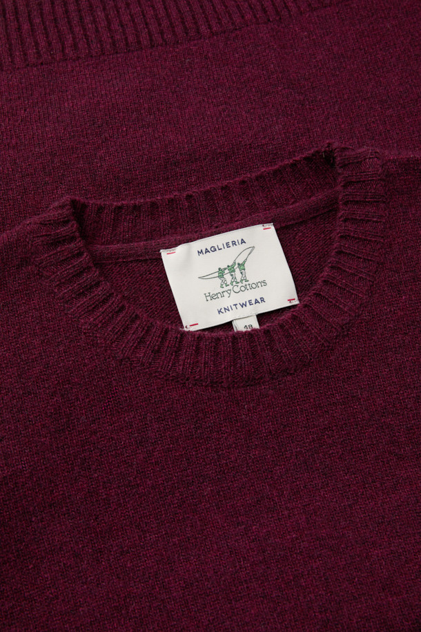 세련된 솔리드 라운드 니트는 가을과 겨울, 당신의 스타일을 완성해 줄 완벽한 아이템입니다. 부드러운 메리노 울과 울 혼방 소재로 제작되어 뛰어난 보온성과 가벼운 착용감을 제공하며, 신축성까지 갖춰 활동성을 높였습니다. 미니멀, 클래식, 베이직 스타일을 아우르는 디자인으로, 오피스룩, 비즈니스 캐주얼, 모임룩 등 다양한 TPO에 활용 가능합니다. 버건디, 와인 컬러의 무지 디자인에 레귤러핏과 긴 소매, 라운드넥 디테일이 더해져 세련된 실루엣을 연출합니다. 안감 없이도 부드러운 촉감을 자랑하며, 데일리룩에 포인트를 더할 수 있는 매력적인 상의입니다.
