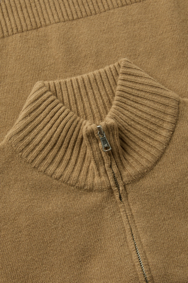 (기획) 솔리드 반집업 니트는 메리노 울 소재로 제작되어 부드러운 촉감을 선사하며, 가을과 겨울에 따뜻하게 착용하기 좋습니다. 베이지와 브라운 두 가지 색상으로 출시되었으며, 데일리룩과 포멀 캐주얼 스타일 모두 소화 가능합니다. 하이넥 디자인에 메탈 지퍼 디테일이 더해져 세련된 느낌을 주며, 소매와 밑단 립 마감으로 완
성도를 높였습니다. 세미루즈핏으로 편안한 착용감을 제공하며, 미니멀하고 베이직한 디자인으로 다양한 스타일 연출에 용이합니다. 출근룩, 비즈니스 캐주얼, 모임룩 등 TPO에 맞춰 클래식, 미니멀, 캐주얼 스타일을 연출해보세요.
