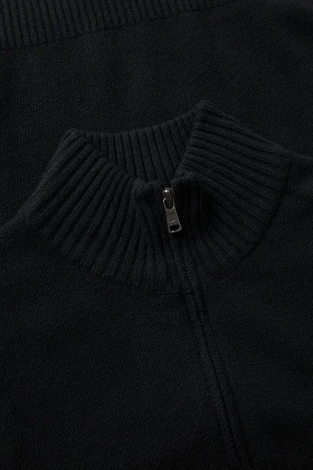 (기획) 솔리드 반집업 니트는 메리노울 소재로 제작되어 부드러운 촉감과 뛰어난 보온성을 제공하는 가을/겨울 필수 아이템입니다. 미니멀하고 베이직한 디자인으로, 일상 및 출근룩에 모두 잘 어울리며 세미루즈핏으로 편안한 착용감을 선사합니다. 하이넥 디자인과 더블 하이넥, 메탈 지퍼 디테일, 가슴 배색 로고, 립 마감 등 섬세한 디테일이 돋보입니다. 블랙 컬러의 무지 디자인에 긴 소매, 집업 여밈 방식으로 스타일리시함과 실용성을 동시에 갖춘 니트입니다.
