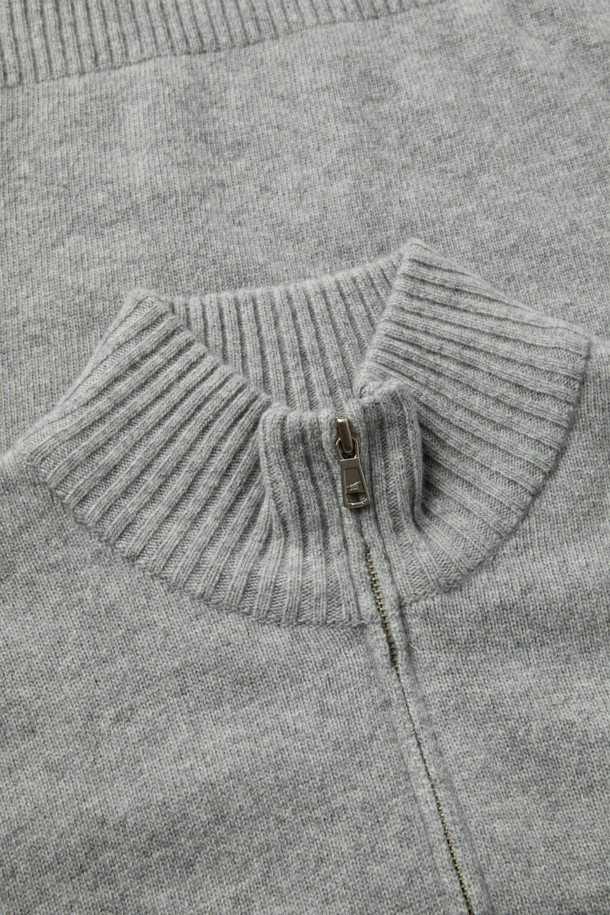 세련된 무드의 솔리드 반집업 니트입니다. 메리노 울 소재로 제작되어 부드러운 촉감과 뛰어난 보온성을 자랑합니다. 하이넥 더블 디자인과 메탈 지퍼 디테일이 고급스러움을 더하며, 가슴 부분의 미니멀한 배색 로고가 은은한 포인트를 줍니다. 소매와 밑단 립 마감으로 깔끔한 실루엣을 연출하며, 세미 루즈핏으로 편안하게 착용 가능합니다. 출근룩, 비즈니스 캐주얼, 모임룩 등 다양한 TPO에 미니멀하고 클래식한 스타일로 연출해 보세요.
