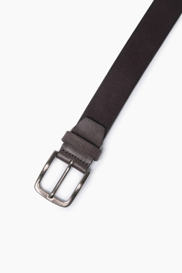 이태리산 소가죽으로 제작된 35mm 폭의 다크 챠콜 컬러 통가죽 벨트입니다. 클래식하고 미니멀한 디자인으로, 출근룩, 비즈니스 캐주얼, 겨울 데일리룩 등 다양한 TPO에 활용하기 좋습니다. 니켈 사틴톤 비죠 버클이 은은한 포인트를 더하며, 5개의 홀로 사이즈 조절이 가능합니다. 길이 수선도 가능하여, 시크한 스타일을 완성할 수 있습니다. 가을, 겨울 시즌에 특히 잘 어울립니다.
