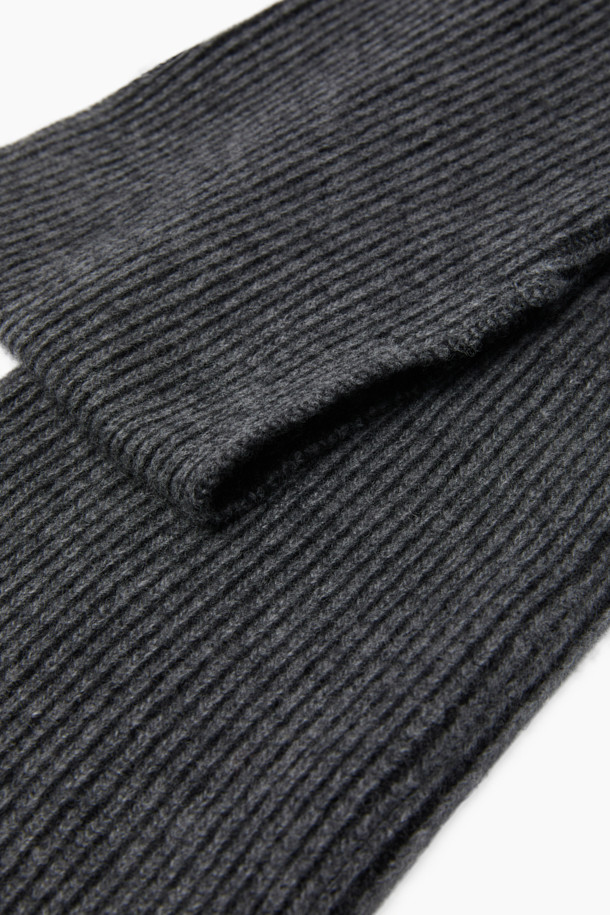 부드러운 캐시미어와 울 소재의 컴포트 슬릿 머플러입니다. 얇은 두께감으로 가을, 겨울철 일상룩과 출근룩, 모임룩에 활용하기 좋습니다. 차콜 그레이 색상의 무지 디자인에 슬릿 디테일이 더해져 미니멀하고 베이직한 스타일을 연출합니다. 59cm의 짧은 길이로, 클래식, 캐주얼 스타일에도 잘 어울립니다. 보온성을 더하면서도 세련된 분위기를 연출하는 머플러입니다.
