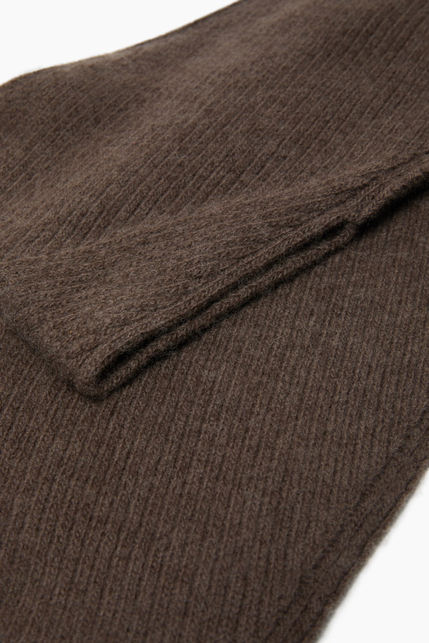 부드러운 캐시미어와 울 소재의 컴포트 슬릿 머플러입니다. 톤 다운된 브라운 컬러와 미니멀하고 베이직한 디자인으로, 출근룩이나 모임룩 등 다양한 TPO에 활용하기 좋습니다. 59cm의 짧은 길이와 슬릿 디테일이 특징이며, 깔끔한 실루엣을 연출합니다. 가을, 겨울 시즌에 따뜻함과 스타일을 동시에 잡을 수 있는 머플러로, 부드러운 촉감과 보온성을 제공합니다. 미니멀, 클래식, 캐주얼 등 어떤 스타일에도 자연스럽게 어울립니다.
