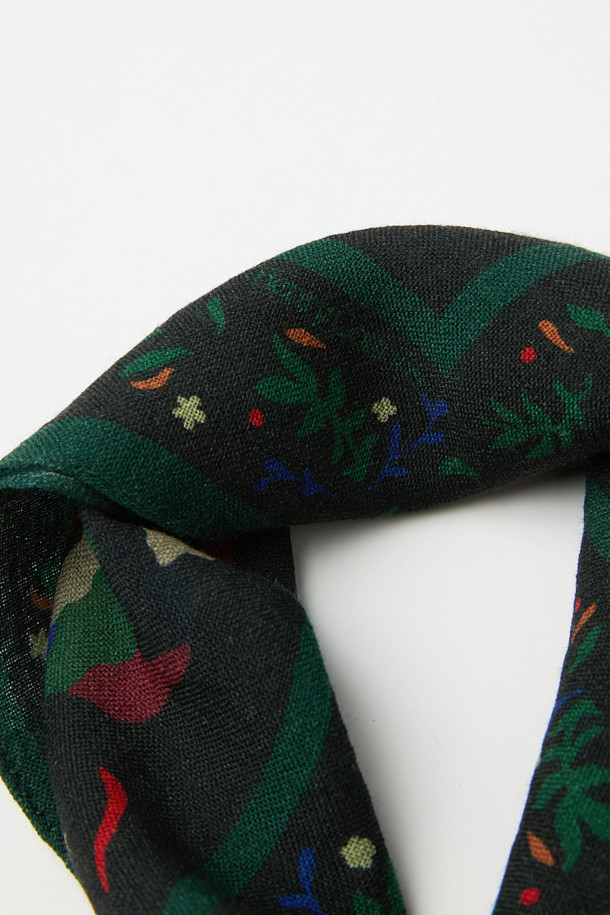 싱그러운 그린 컬러와 플라워 프린트가 돋보이는 그린 아트웍 스카프입니다. 부드러운 울 소재로 제작되어 가을, 겨울 시즌에 포근한 보온성을 제공합니다. 50x50cm 사이즈의 반다나 스타일로, 목이나 가방에 포인트 아이템으로 활용하기 좋습니다. 클래식한 무드와 미니멀, 캐주얼 스타일 모두 소화 가능한 활용도 높은 아이템입니다. 가을 나들이룩, 겨울 데일리룩 또는 모임룩에 세련된 포인트를 더해보세요.
