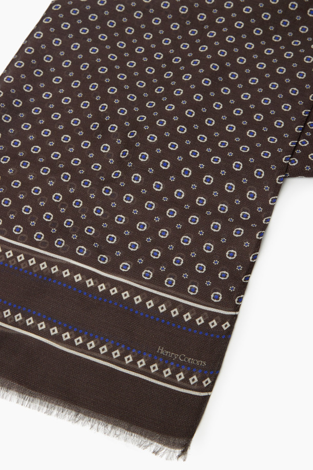 브라운 도트 패턴 스카프는 가을, 겨울에 어울리는 우아한 분위기의 스카프입니다. 부드러운 울과 실크 소재로 제작되어 은은한 광택감과 고급스러운 촉감을 선사하며, 얇은 두께로 답답함 없이 착용할 수 있습니다. 60x160cm의 중기장 롱 타입으로 다양한 스타일 연출이 가능하며, 에스닉 스타일의 도트와 플라워 패턴이 특징입니다. 가을 나들이룩 또는 겨울 데일리룩에 클래식, 에스닉, 미니멀 스타일을 더하여 세련된 룩을 완성해보세요.
