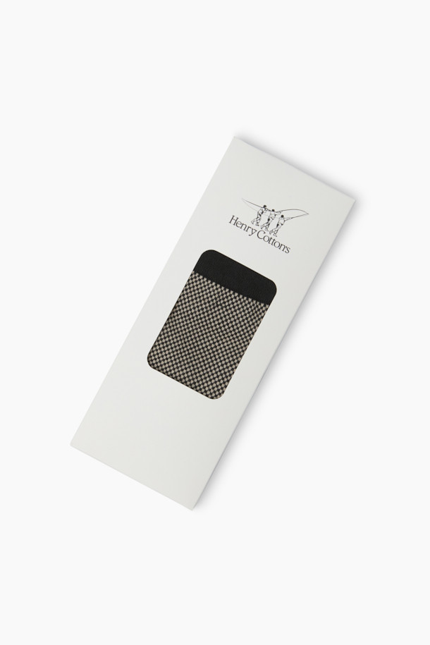 마이크로 패턴이 돋보이는 남녀 공용 마이크로 단품 양말입니다. 면과 스판덱스 혼방 소재로 제작되어 부드러운 착용감과 뛰어난 신축성을 자랑하며, 가을, 겨울철에 적합합니다. 발목 부분은 스판사 처리하여 흘러내림을 방지하고, 뒤꿈치 부분의 컬러 배색으로 포인트를 더했습니다. 로고 실리콘 논슬립 프린팅으로 미끄럼 방지 기능을 갖추어 더욱 편안하게 착용할 수 있습니다. 캐주얼, 미니멀, 클래식 스타일의 겨울 데일리룩, 산책룩, 집콕룩에 활용하기 좋습니다.
