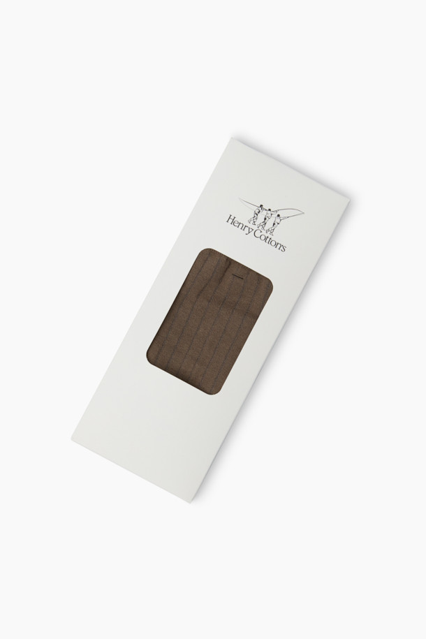 **솔리드 단품 양말**

부드러운 면 소재로 제작되어 편안한 착용감을 선사하는 솔리드 단품 양말입니다. 가을, 겨울에 어울리는 베이직하고 캐주얼한 스타일로, 골지 패턴과 발목 스판 처리로 활동성을 높였습니다. 브라운, 베이지 두 가지 색상으로 출시되었으며, 앞뒤꿈치 배색 디자인과 실리콘 논슬립 프린트로 포인트를 더했습니다. 일상, 집콕, 산책 등 다양한 TPO에 활용하기 좋은 얇은 두께의 양말입니다.
