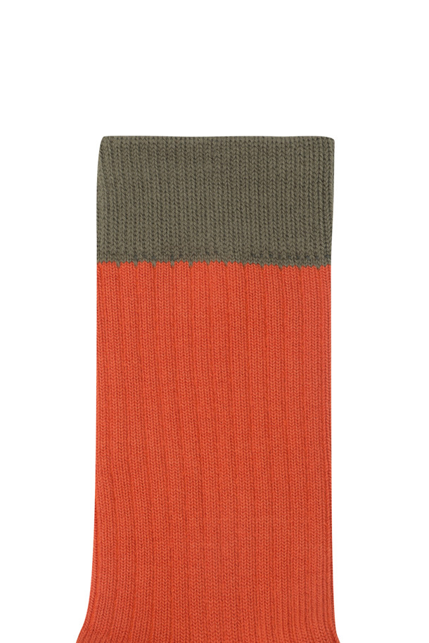 플라이 피싱 클럽 데일리 립 싱글 삭스입니다. 면 소재에 골지 패턴으로 제작되어 가을, 겨울에 따뜻하게 착용할 수 있습니다. 발끝과 뒤꿈치에 배색 포인트를 주어 캐주얼하면서도 스타일리시한 디자인을 자랑합니다. 긴목 디자인으로 보온성을 높였으며, 바닥면 로고 프린트로 포인트를 더했습니다. 일상생활뿐만 아니라, 집콕룩, 동네 마실룩에도 잘 어울리는 활용도 높은 양말입니다.
