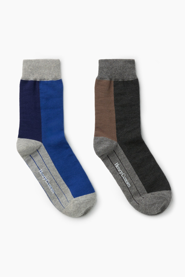 2족 Set_Daily 양말은 부드러운 면 혼방 소재로 제작되어 여름, 가을, 겨울 세 계절 모두 착용하기 좋습니다. 무지 디자인에 브라운, 네이비, 블랙, 블루 색상으로 구성되어 다양한 스타일에 매치하기 용이합니다. 논슬립 기능과 통기성을 갖춰 편안한 착용감을 제공하며, 이중 립 조직과 발목 스판사 적용으로 말림 현상을 최소화했습니다. 모던, 미니멀, 캐주얼, 클래식 스타일을 선호하는 분들께 추천하는 데일리 양말 2족 세트입니다. 로고 실리콘 프린트 디테일이 돋보입니다.
