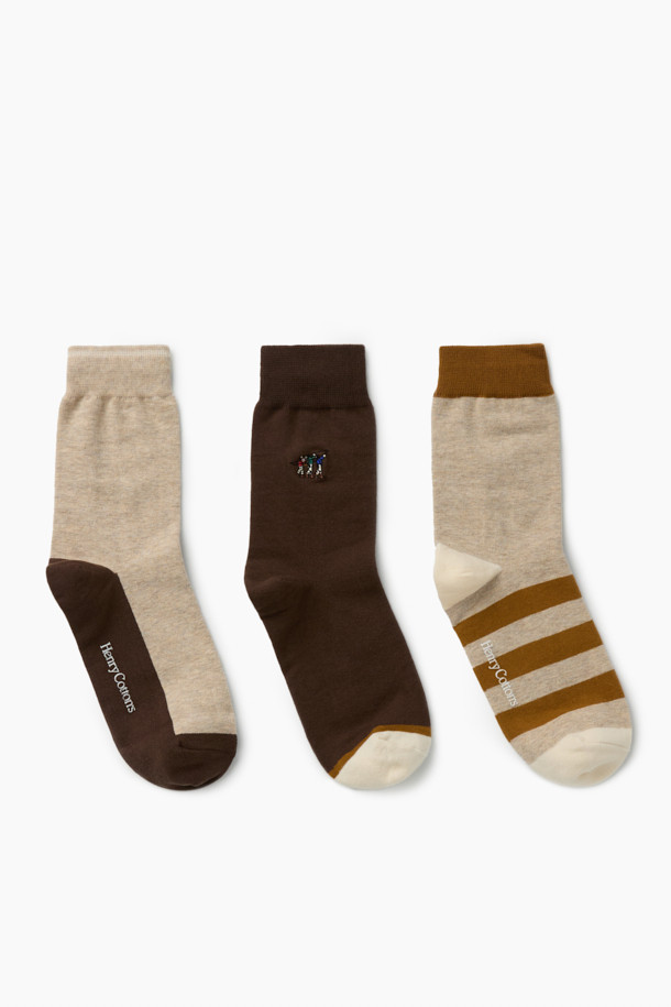 캐주얼한 스타일의 3족 세트 피셔맨 자수 양말입니다. 면과 스판덱스 혼방 소재로 제작되어 부드러운 촉감과 편안한 착용감을 선사하며, 가을, 겨울 시즌에 적합합니다. 발목 부분에 스판사를 적용하여 활동성을 높였으며, 바닥면에는 로고 실리콘 논슬립 프린팅으로 미끄럼 방지 기능을 더했습니다. 베이지, 브라운, 그레이 세 가지 색상으로 구성되어 다양한 룩에 매치하기 좋으며, 동네 마실룩, 산책룩, 겨울 데일리룩에 활용하기 좋습니다. 스트라이프 패턴과 피셔맨 자수, 배색 디테일이 돋보이는 미니멀하고 클래식한 디자인의 양말입니다.
