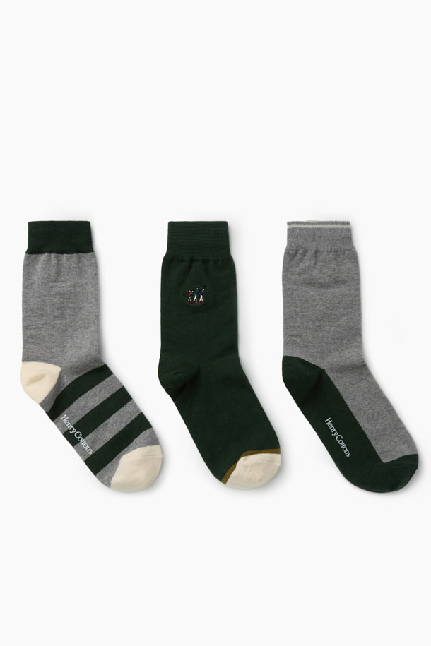 캐주얼한 스타일의 3족 세트 피셔맨 자수 양말입니다. 부드러운 면과 스판덱스 혼방 소재로 제작되어 편안한 착용감을 선사하며, 발목 부분은 스판사를 적용하여 흘러내림을 방지합니다. 그레이와 블랙 두 가지 색상으로 구성되어 다양한 룩에 활용하기 좋으며, 스트라이프 패턴과 피셔맨 자수 디테일이 돋보입니다. 바닥면에는 로고 실리콘 논슬립 프린팅을 적용하여 미끄럼 방지 기능을 더했으며, 통기성이 우수하여 가을, 겨울철 데일리룩, 집콕룩, 동네 마실룩 등 다양한 상황에서 활용하기 좋습니다.
