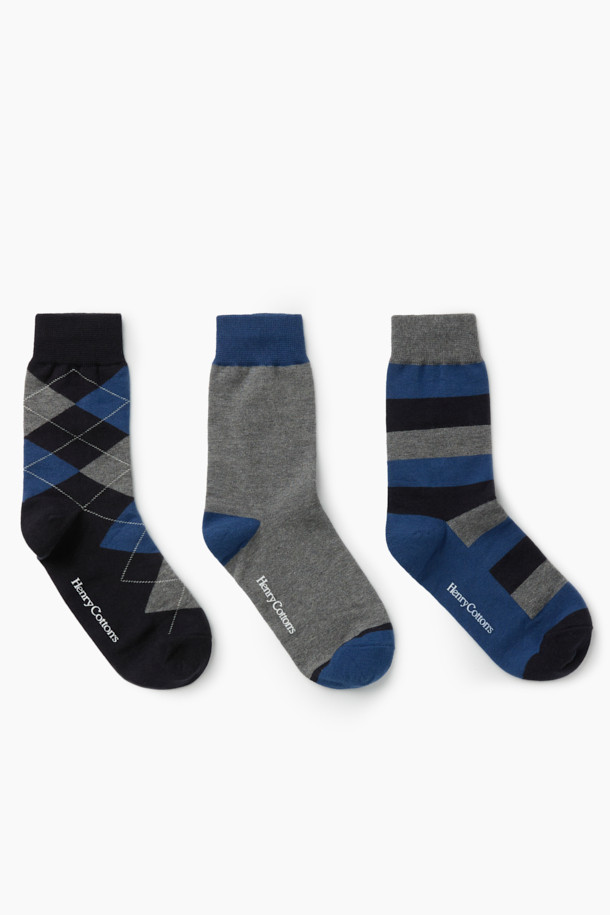 **3족 세트 캐주얼 양말**

네이비, 그레이, 블랙 세 가지 색상으로 구성된 3족 세트 캐주얼 양말입니다. 면과 스판덱스 혼방 소재로 제작되어 부드러운 촉감과 흡습, 통기 기능을 제공하며, 가을/겨울철 일상생활에 적합합니다. 발목 부분에는 스판사를 적용하여 편안한 착용감을 선사하며, 바닥면 실리콘 논슬립 프린트로 미끄럼 방지 기능을 더했습니다. 아가일, 스트라이프, 멜란지 패턴이 적용되어 클래식하면서도 캐주얼한 스타일을 연출할 수 있습니다.
