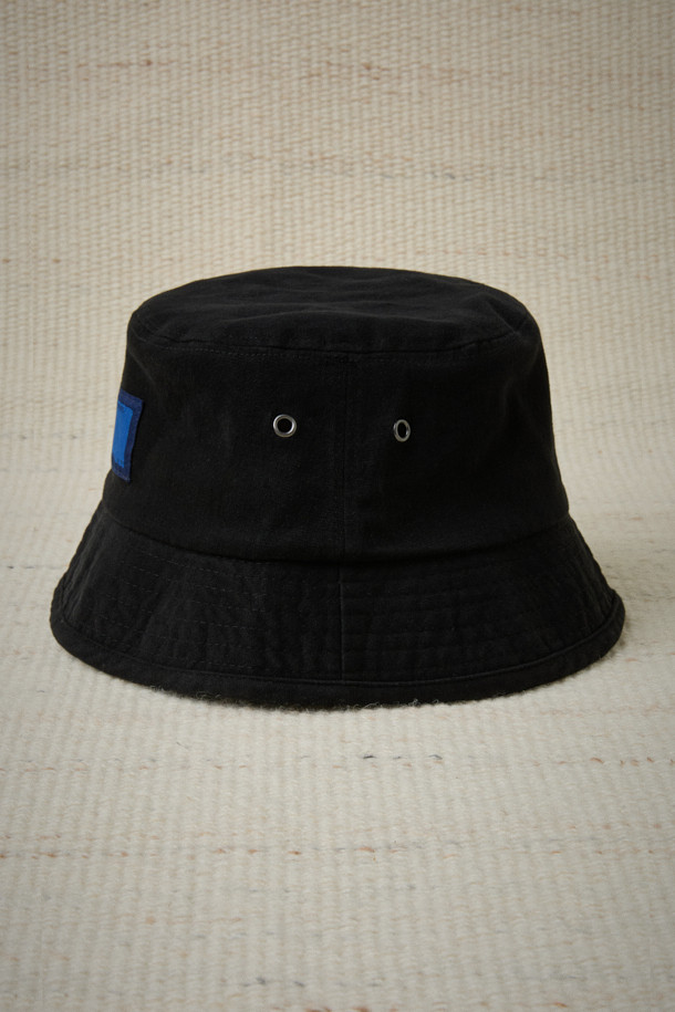 FFC x 도큐먼트 버킷햇은 FFC와 Document의 콜라보레이션으로 탄생한 모자입니다. 몰스킨 코튼 혼방 원단을 사용하여 부드러운 촉감과 편안한 착용감을 제공하며, 일상, 여행, 산책 등 다양한 TPO에 활용하기 좋습니다. 무지 디자인에 블랙 컬러로 어떤 스타일에도 잘 어울리며, 캐주얼, 미니멀, 클래식 스타일을 즐겨 입는 분들께 추천합니다. 일반적인 모자 깊이와 챙 넓이로 제작되어 유행을 타지 않고 오랫동안 착용할 수 있습니다. 라벨 장식이 돋보이는 버킷햇으로, 여름, 가을, 겨울철 데일리룩에 포인트를 더해보세요.
