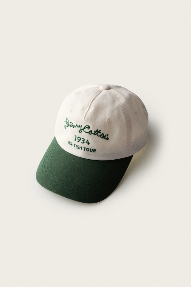 [British Sporting Club] 1934 볼캡은 빈티지, 레트로 스타일을 연출하는 공용 볼캡입니다. 아이보리와 그린 두 가지 색상으로 제공되며, 립스탑과 트윌 소재를 사용하여 여름, 가을, 겨울 계절에 착용하기 좋습니다. 5패널 구조에 투톤 배색과 필기체 자수, 버클 디자인 장식이 특징이며, 깊은 모자 깊이로 안정적인 착용감을 선사합니다. 동네 마실룩, 산책룩, 여행룩 등 다양한 TPO에 활용 가능한 캐주얼, 미니멀 스타일의 볼캡입니다.

