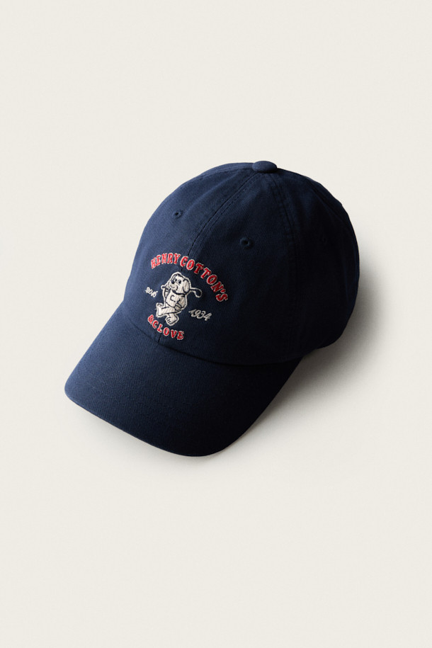 [BSC x 클로브] 그래픽 볼캡은 면 소재로 제작되어 탄탄한 촉감이 특징입니다. 네이비 컬러에 6패널 구조로 제작되었으며, 유니버시티풍 서체와 자수 디자인이 돋보입니다. 챙은 곡선으로 이루어져 있으며, 레트로 감성과 스포티한 스타일을 동시에 느낄 수 있습니다. 일상은 물론, 산책이나 여행 시에도 편안하게 착용하여 캐주얼하고 멋스러운 룩을 연출할 수 있습니다.
