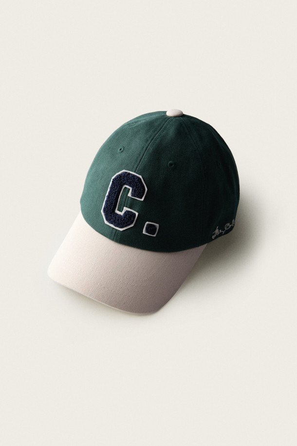 BSC x CLOVE 로고 볼캡은 그린과 베이지 두 가지 컬러로 출시되어 데일리룩에 포인트를 더하는 볼캡입니다. 면 소재로 제작되어 탄탄한 촉감을 자랑하며, 일반적인 모자 깊이와 챙 넓이로 편안한 착용감을 선사합니다. 6패널 구조에 투톤 배색, 곡선 챙 디자인이 돋보이며, 와펜과 자수 디테일로 포인트를 더했습니다. 캐주얼, 미니멀, 시티보이 스타일을 즐기는 분들께 산책룩, 여행룩 등 다양한 TPO에 활용하기 좋은 아이템입니다.
