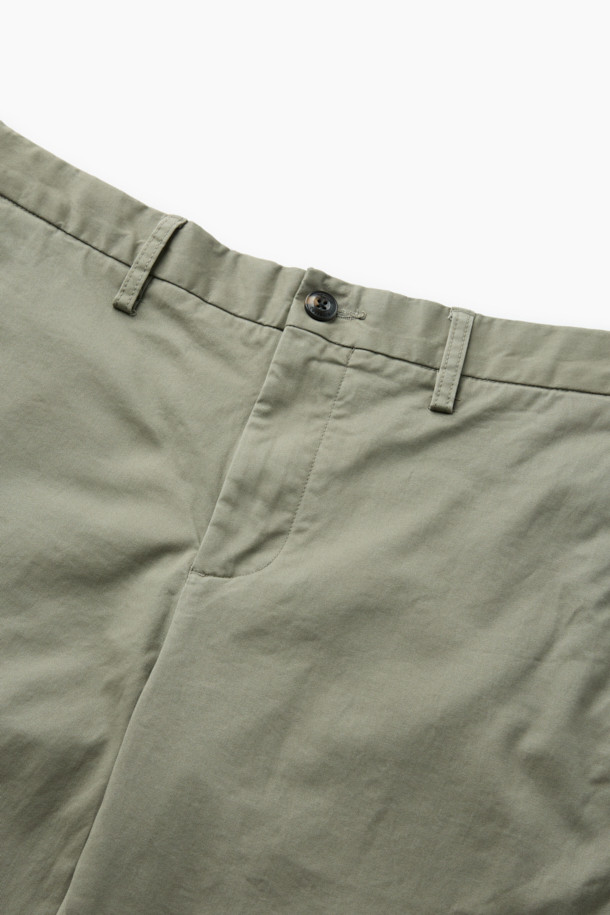 [온라인 단독] 가을 아티보(Attivo) 팬츠는 가을과 초겨울에 적합한 남성용 캐주얼 테이퍼드 핏 팬츠입니다. 부드러운 면과 스판덱스 혼방 소재로 제작되어 편안한 착용감을 선사하며, 카키와 베이지 두 가지 색상으로 출시되었습니다. 허리밴딩으로 편안함을 더하고, 허벅지 부분에 여유를 주어 활동성을 높였습니다. 넉넉한 수납을 위한 양쪽 사이드 포켓과 뒷 포켓이 있으며, 캐주얼, 미니멀, 클래식 스타일의 출근룩으로 활용하기 좋습니다. 아티보(Attivo) 핏으로 완성된 이 팬츠는 일상과 캐주얼한 상황 모두에 잘 어울립니다.
