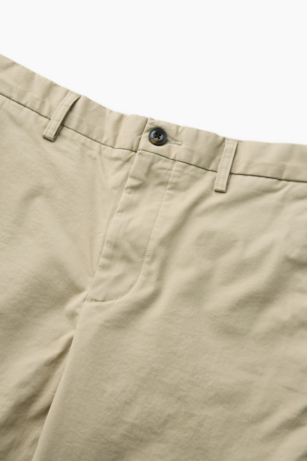 [온라인 단독] 가을 아티보(Attivo) 팬츠는 캐주얼, 미니멀, 클래식 스타일을 아우르는 남성용 바지입니다. 면과 스판덱스 혼방 소재로 제작되어 부드러운 촉감과 편안한 착용감을 선사하며, 가을 및 초겨울에 적합합니다. 허리 뒷단 밴딩 처리로 활동성을 높였으며, 테이퍼드 핏에 허벅지 부분 여유를 두어 편안함을 더했습니다. 베이지 색상의 무지 디자인으로 다양한 상의와 매치하기 좋으며, 출근룩 및 비즈니스 캐주얼 스타일에도 활용 가능합니다. 양 사이드 포켓과 뒷 포켓으로 실용성을 높인 레귤러핏 긴바지입니다.
