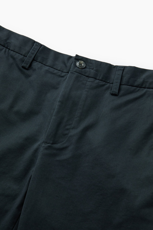 온라인 단독으로 선보이는 가을 아티보(Attivo) 팬츠입니다. 부드러운 면, 스판 혼방 소재로 제작되어 편안한 착용감을 선사하며, 가을과 초겨울까지 활용 가능한 두께감으로 실용적입니다. 허리 뒷단 밴딩 처리로 활동성을 높였으며, 허벅지 부분에 여유를 주어 편안한 레귤러핏 테이퍼드 스타일을 연출합니다. 무지 디자인에 블랙 컬러로 어떤 상의와도 쉽게 매치 가능하며, 양 사이드 및 뒷 포켓 디테일로 실용성을 더했습니다. 출근룩, 비즈니스 캐주얼은 물론 캐주얼, 미니멀, 클래식 스타일까지 폭넓게 소화 가능한 아이템입니다.
