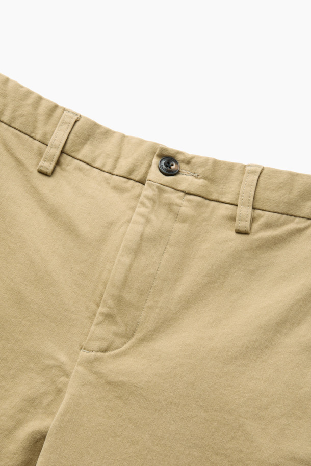 [온라인 단독] Winter 아티보(Attivo) 팬츠는 부드러운 촉감의 면, 스판, 기모 혼방 소재로 제작되어 겨울철 따뜻함을 선사합니다. 허벅지 부분은 여유롭고 종아리로 갈수록 좁아지는 테이퍼드 핏으로, 편안하면서도 세련된 실루엣을 연출합니다. 뒷밴딩 처리와 양쪽 사이드 및 뒷 포켓 디테일로 편의성을 높였습니다. 베이직한 디자인에 무지 패턴과 레귤러핏으로 캐주얼, 미니멀, 클래식 등 다양한 스타일을 소화하며, 겨울 데일리룩, 산책룩, 집콕룩에 적합합니다.
