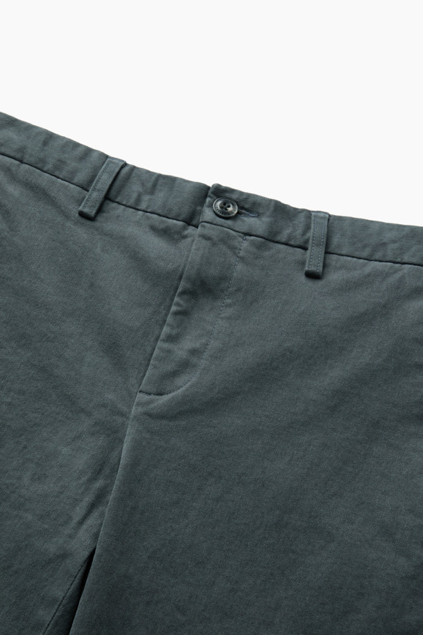 [온라인 단독] Winter 아티보(Attivo) 팬츠는 베이직하고 캐주얼한 스타일의 남성용 기모 팬츠입니다. 그레이 컬러에 긴 기장으로, 겨울철 일상생활과 출근, 캠핑룩에 적합합니다. 면, 스판덱스, 기모 혼방 소재로 제작되어 부드러운 촉감과 보온성을 제공합니다. 테이퍼드 핏에 뒷밴딩 처리로 편안함을 더했으며, 양쪽 사이드 포켓과 뒷 포켓으로 실용성을 높였습니다. 미니멀, 클래식 스타일을 선호하는 남성분들께 추천합니다.
