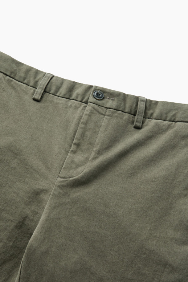 온라인 단독 [Winter 아티보(Attivo) 팬츠]는 추운 겨울에도 따뜻하고 스타일리시하게 연출할 수 있는 기모 테이퍼드 핏 팬츠입니다. 부드러운 면, 스판덱스 혼방 소재에 기모 안감을 더해 보온성을 높였으며, 은은한 카키 컬러의 무지 디자인으로 어떤 상의와도 쉽게 매치할 수 있습니다. 

뒷밴딩 처리로 편안한 착용감을 선사하며, 양쪽 사이드 포켓과 뒷 포켓 디테일로 실용성을 더했습니다. 출근룩, 모임룩 등 다양한 TPO에 활용 가능하며, 클래식, 미니멀, 캐주얼 스타일을 즐겨 입는 분들께 추천합니다. 두꺼운 두께감으로 겨울철에도 따뜻하게, 레귤러핏으로 편안하게 즐겨 입으세요.
