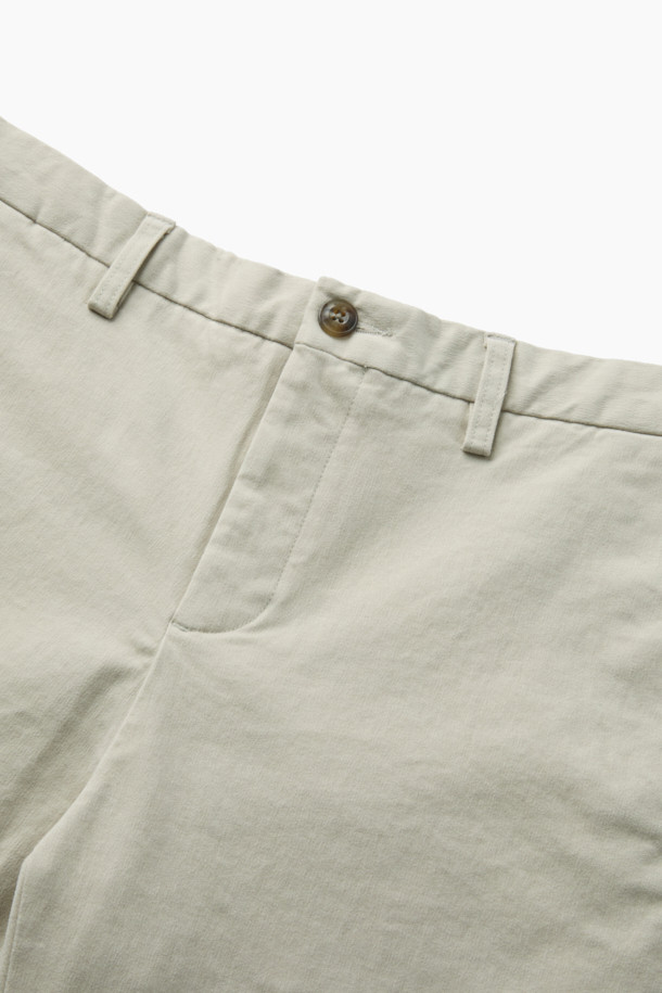 온라인 단독 [Winter 아티보(Attivo) 팬츠]는 겨울철 따뜻함과 스타일을 동시에 잡는 기모 팬츠입니다. 베이직 스타일의 테이퍼드 핏으로, 출근룩과 데이트룩 등 다양한 상황에 활용하기 좋습니다. 부드러운 촉감의 면, 스판덱스, 기모 혼방 소재로 제작되어 편안한 착용감을 선사합니다. 허리 뒷단 밴딩과 양쪽 사이드 포켓, 뒷 포켓 디테일로 실용성을 더했습니다. 베이지 컬러의 무지 디자인으로 미니멀, 클래식, 캐주얼 등 어떤 스타일에도 쉽게 매치할 수 있습니다.
