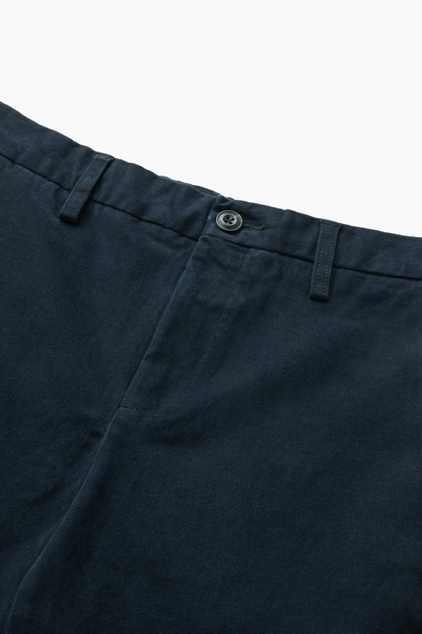 [온라인 단독] Winter 아티보(Attivo) 팬츠는 겨울철 출근룩을 위한 베이직 스타일의 기모 팬츠입니다. 부드러운 촉감의 면, 스판덱스 혼방 소재로 제작되어 편안한 착용감을 선사하며, 두꺼운 두께감으로 따뜻함을 유지합니다. 허리 뒷단 밴딩과 Attivo Fit으로 편안한 핏을 제공하며, 양 사이드 포켓과 뒷 포켓 디테일로 실용성을 더했습니다. 네이비 색상의 무지 디자인으로 미니멀, 클래식, 캐주얼 등 다양한 스타일 연출에 활용할 수 있는 긴 바지입니다.
