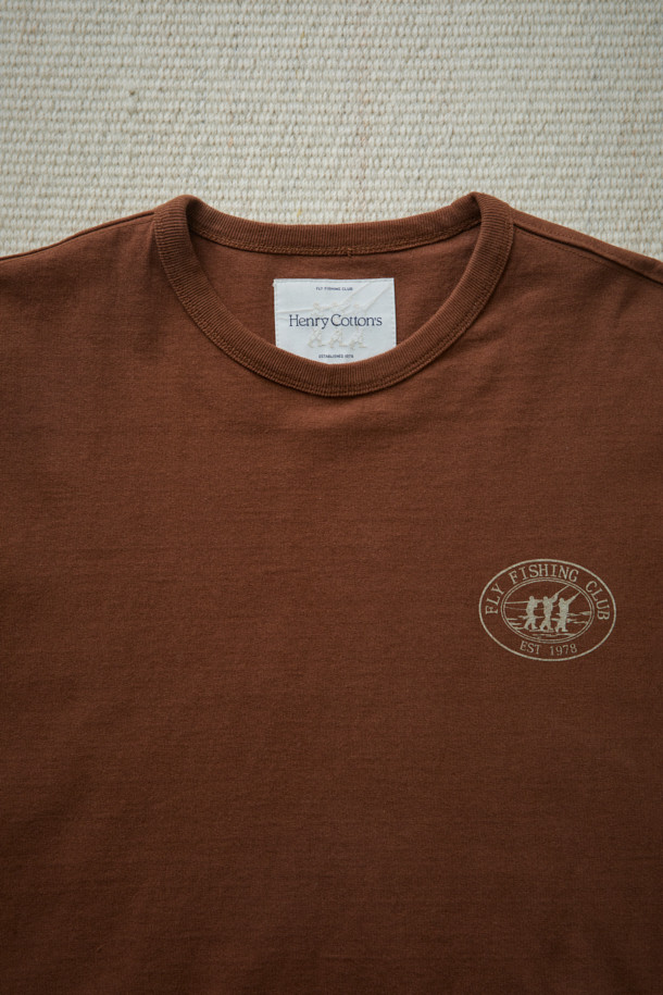 [Fly Fishing Club] 로고 롱 슬리브 티셔츠는 가을철 캐주얼 스타일을 완성하는 브라운 컬러의 긴팔 티셔츠입니다. 10수 면 원단을 사용하여 탄탄한 촉감을 선사하며, 루즈핏으로 편안하게 착용할 수 있습니다. 'Three Fishermen' 로고와 스탬프 프린트가 돋보이는 디자인으로, 일상, 피싱, 가을 나들이룩, 캠핑룩 등 다양한 TPO에 활용하기 좋습니다. 미니멀, 클래식 스타일을 선호하는 분들께 추천합니다.
