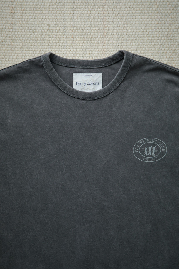 [Fly Fishing Club] 로고 롱 슬리브 티셔츠는 일상, 피싱 활동에 적합한 캐주얼 스타일의 긴팔 티셔츠입니다. 10수 면 원단을 사용하여 제작되었으며, 피그먼트 워싱 처리를 통해 은은한 요철감과 부드러운 촉감을 선사합니다. Three Fishermen 로고 프린트가 돋보이며, 넉넉한 루즈핏으로 편안한 착용감을 제공합니다. 차콜 색상으로 가을 시즌 [동네 마실룩, 가을 나들이룩, 캠핑룩] 등 다양한 TPO에 매치하기 좋습니다. 라운드넥 디자인에 가슴둘레 119cm로 제작되었습니다.
