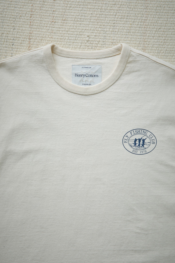 [Fly Fishing Club] 로고 롱 슬리브 티셔츠는 가을 나들이룩과 캠핑룩에 어울리는 캐주얼 스타일의 긴팔 티셔츠입니다. 차콜 컬러에 Three Fishermen 로고가 스탬프 프린트로 디자인되어 빈티지한 멋을 더합니다. 10수 면 원단으로 제작되어 요철감 있는 촉감을 선사하며, 루즈핏으로 편안하게 착용 가능합니다. 피그먼트 워싱 처리로 자연스러운 색감을 연출하며, 라운드넥 디자인으로 다양한 스타일 연출에 용이합니다. 미니멀, 워크웨어 스타일을 즐겨 입는 분들께 추천합니다.
