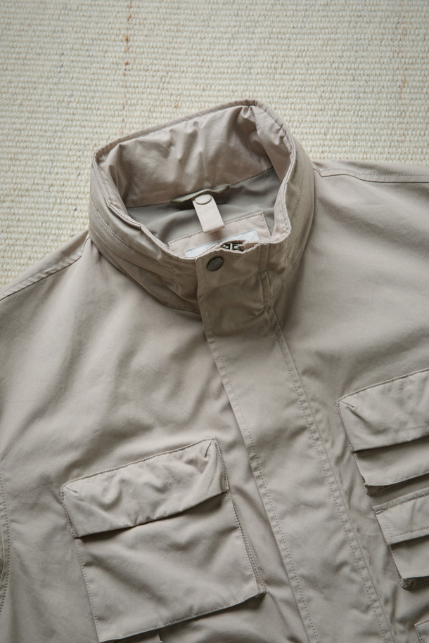 [Fly Fishing Club] 피셔맨 재킷(Ventile)은 가을 나들이룩, 여행룩, 산책룩에 어울리는 유틸리티 스타일의 남성용 아우터입니다. 베이지 색상의 무지 디자인에 루즈핏으로 편안함을 더했으며, 방수, 통기, 발수 기능을 갖춰 실용성을 높였습니다. 면 소재의 긴소매 피셔맨 코트 타입으로, 지퍼와 스냅 여밈 방식, 내장형 후드, 멀티 포켓, YKK 지퍼, 금속 스냅 등의 디테일이 돋보입니다. 내피 연결 스냅 고리와 통기성을 위한 디자인으로 가을철 워크웨어, 캐주얼, 미니멀 스타일을 즐기는 분들께 추천해 드립니다.
