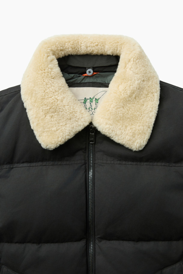 남성용 '스핏파이어(Spitfire)' 퀼팅 다운 점퍼입니다. 캐주얼, 미니멀, 클래식 스타일을 아우르는 블랙 컬러의 아우터로, 겨울철 출근룩과 여행룩에 적합합니다. 왁스 가공된 겉감과 무통 카라 탈부착이 가능하며, 소매 이너 립 커프스와 머스코비 다운 충전재를 사용하여 보온성을 높였습니다. 퀼팅 패턴과 컴포트핏으로 편안한 착용감을 제공하며, 두꺼운 두께감과 거친 촉감이 특징입니다. 집업 스타일의 긴 소매 다운점퍼로, 겨울철 당신의 스타일을 완성해 보세요.
